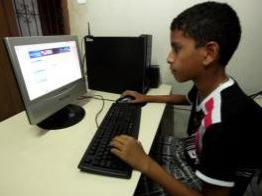 garoto em frente ao computador